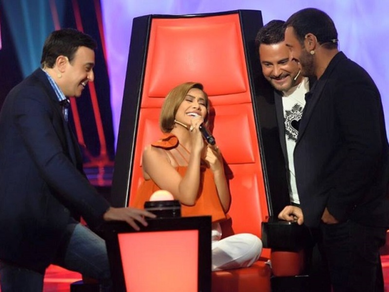 فيديو رد فعل حكام The Voice على خبر إنضمام هذا الفنان للجنة كحكم خامس